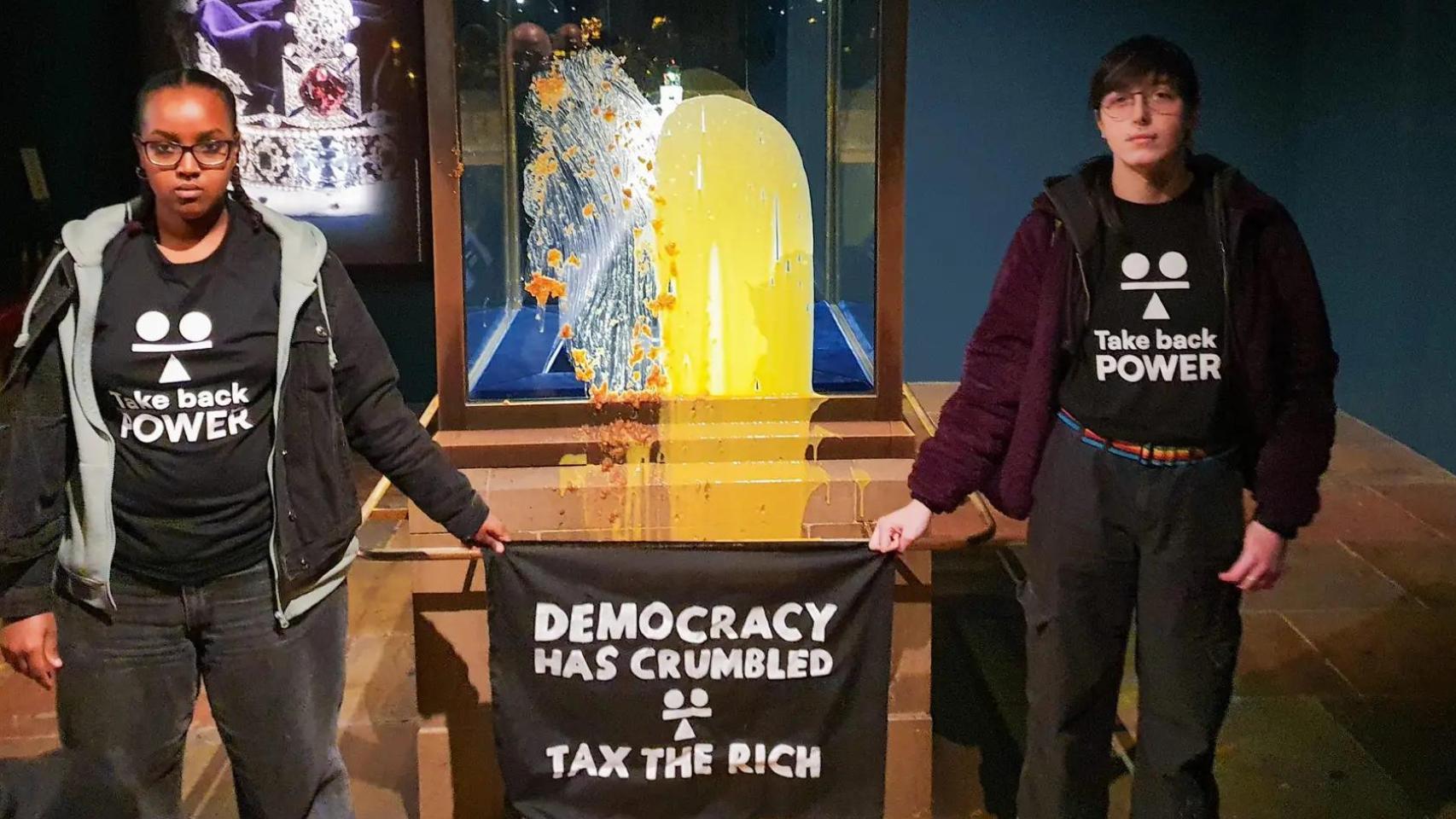 Un grupo de activistas irrumpe en la Torre de Londres atacando con comida a una de las Joyas de la Corona británica