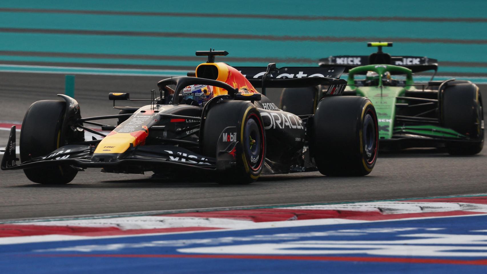 Verstappen muestra sus cartas en la clasificación y se lleva la pole en Abu Dabi por delante de los McLaren con Alonso 6º