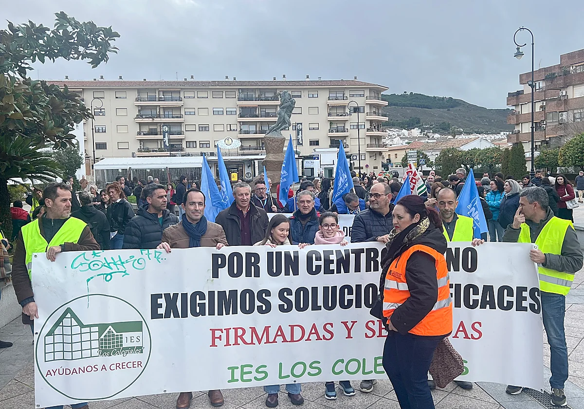Los Colegiales se manifiesta para pedir un nuevo instituto y un informe del edificio actual en Antequera