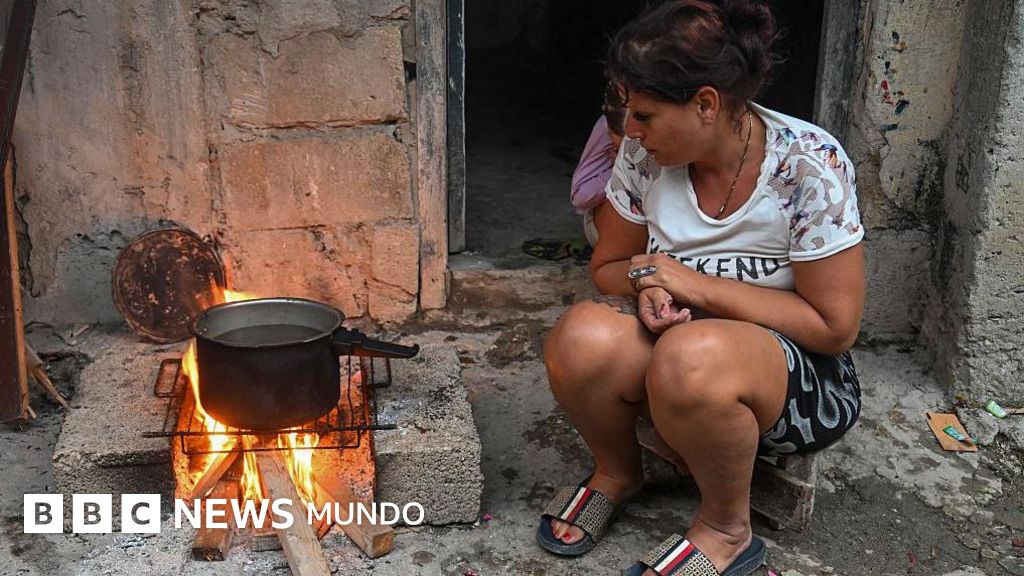 "Cocinamos con carbón y leña para 3 familias del barrio": cómo viven los cubanos el mayor racionamiento de combustible en décadas y en qué se parece al Periodo Especial