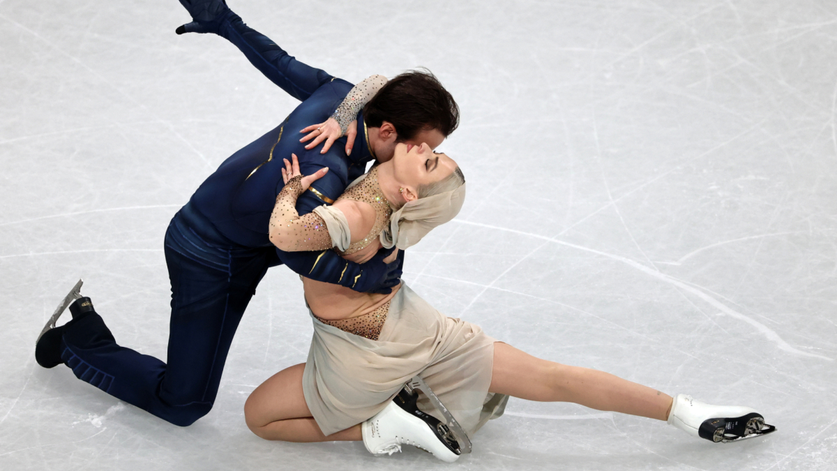 Olivia Smart y Tim Dieck acarician el diploma olímpico