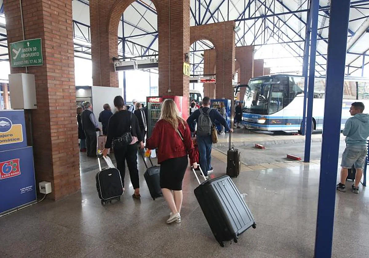 Herida grave una mujer al pasarle un autobús por encima de las piernas en la estación de Málaga