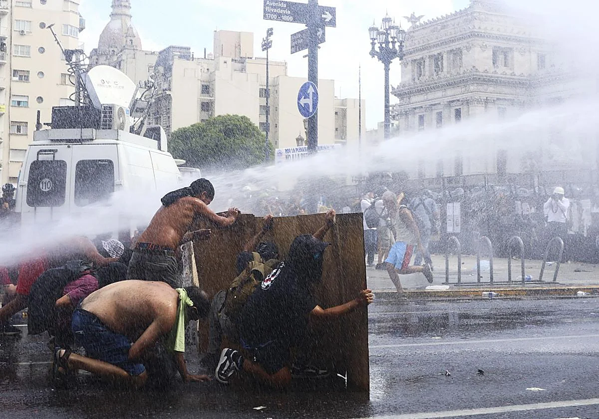 Así es la reforma laboral de Milei: jornadas de 12 horas, despidos más baratos, pagos en especie...
