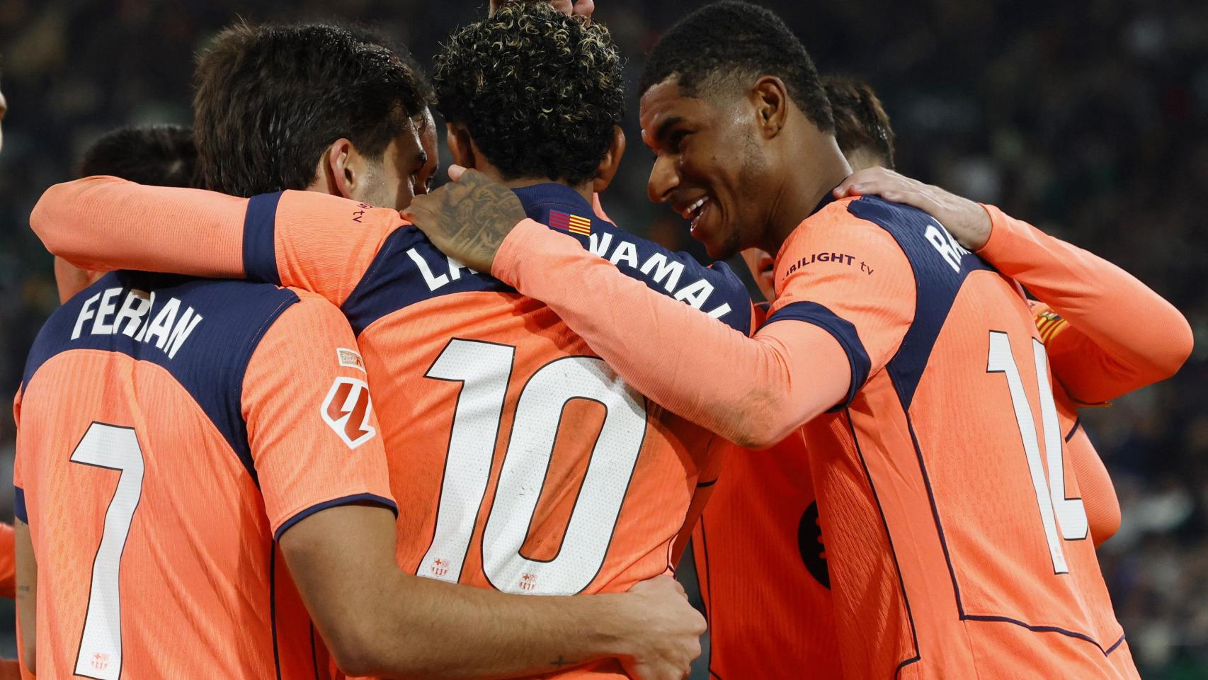 Ferran Torres, con un hat-trick, lidera el festival goleador del Barça ante el Betis y traslada la presión al Real Madrid