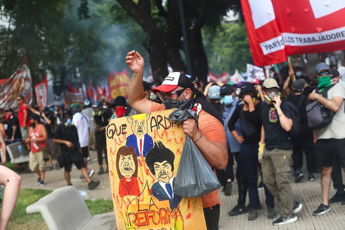 Así es la reforma laboral de Milei: jornadas de hasta 12 horas y restricción de huelgas e indemnizaciones