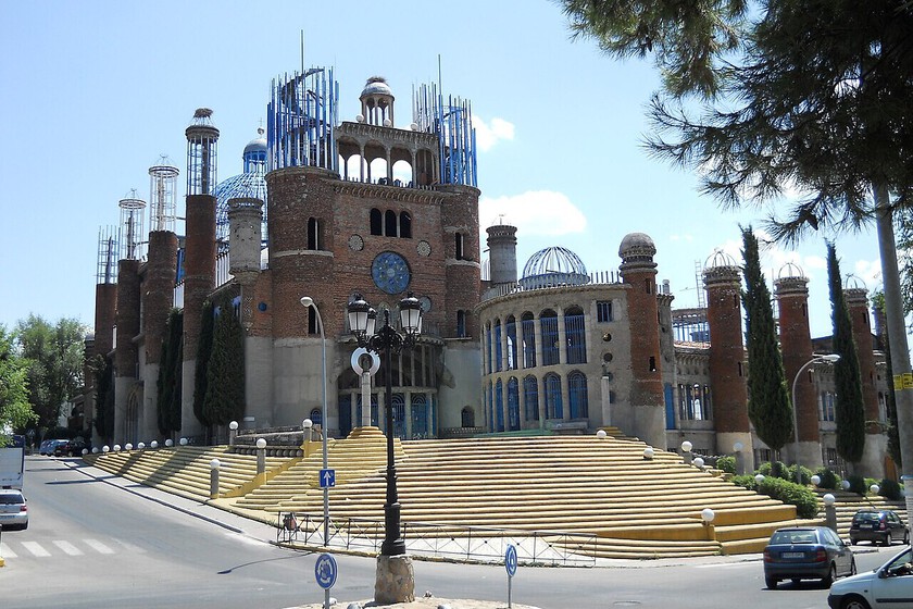 En Mejorada del Campo hay una catedral levantada de cero por un solo hombre. Ahora ha cerrado por falta de permisos
