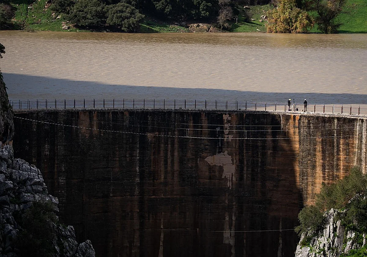 Todas las miradas puestas en la presa 'fantasma' de Montejaque: faltan 30 centímetros para que el agua rebose