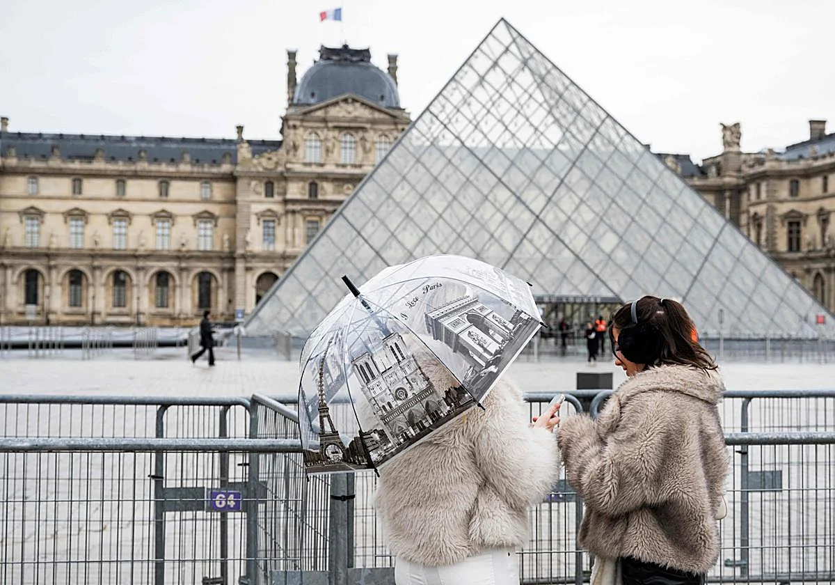 Desmantelan en Francia una red que presuntamente estafó 10 millones con las entradas del Louvre