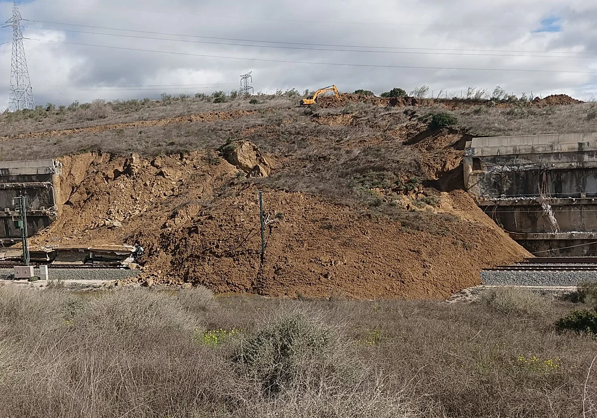 Suma y sigue en la alta velocidad en Málaga: Adif tendrá que reparar otro talud en mal estado
