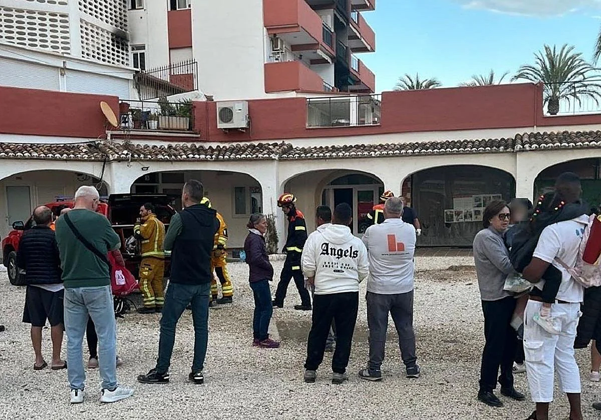 Dos personas mueren y otra resulta herida grave en el incendio de un piso en Alicante