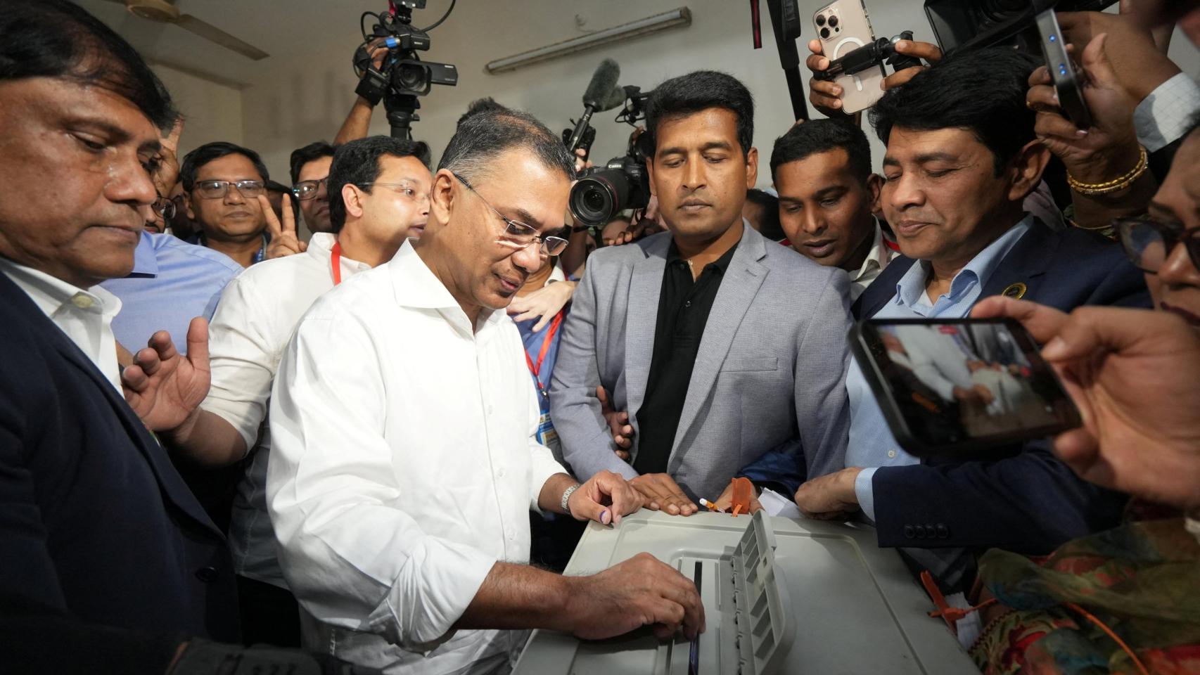 El opositor Rahman arrasa en las elecciones de Bangladés y pone fin a 15 años de gobierno autoritario de Hasina