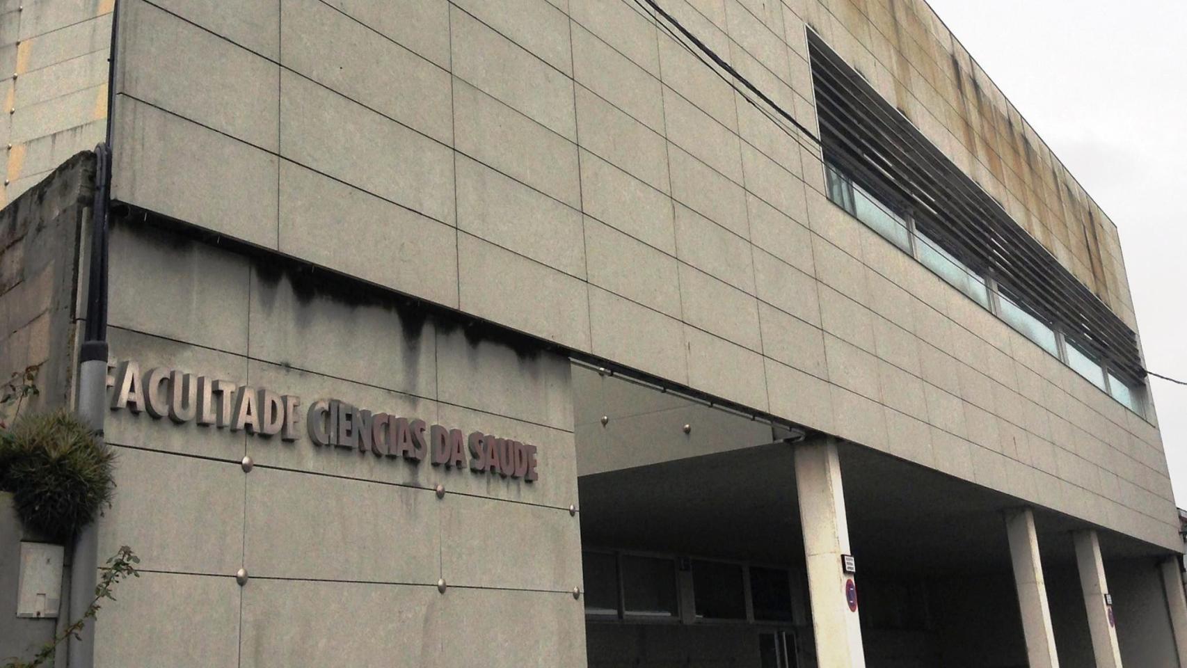 Los bomberos sofocan un incendio en la Facultad de Terapia Ocupacional de la Universidade de A Coruña