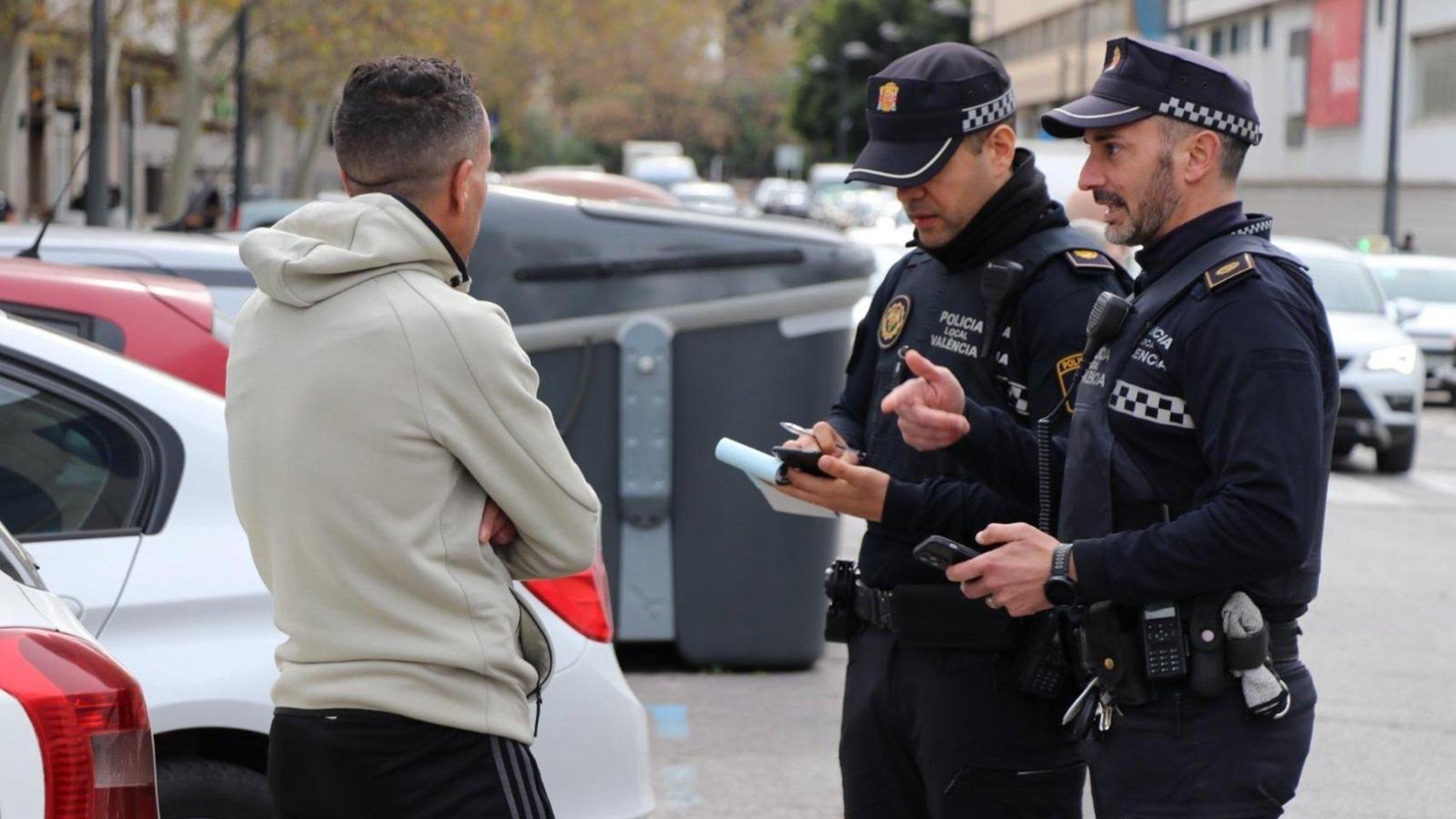 La Policía Local impone multas de 100 euros a 276 'gorrillas' en Valencia por "infracción grave" para "atajar su actividad"