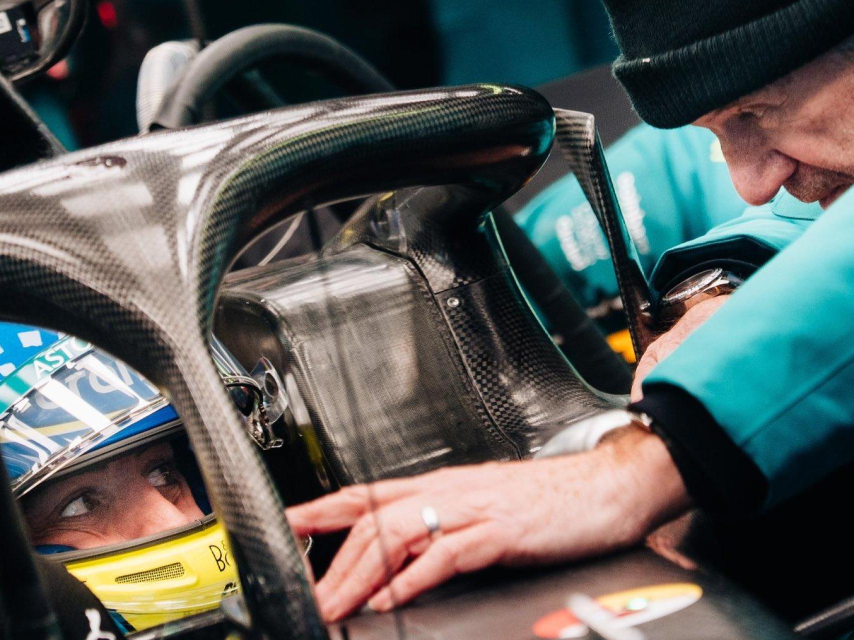 Alonso no esconde la decepción con el AMR26 pero defiende a Adrian Newey: "Tras 30 años, no se le va a olvidar todo en un año"