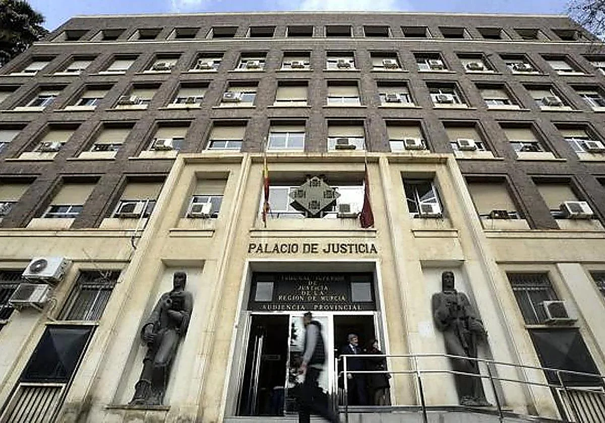 Ocho años de cárcel por dejar casi ciego de un ojo a un hombre en Murcia al grito de «maricón de mierda»