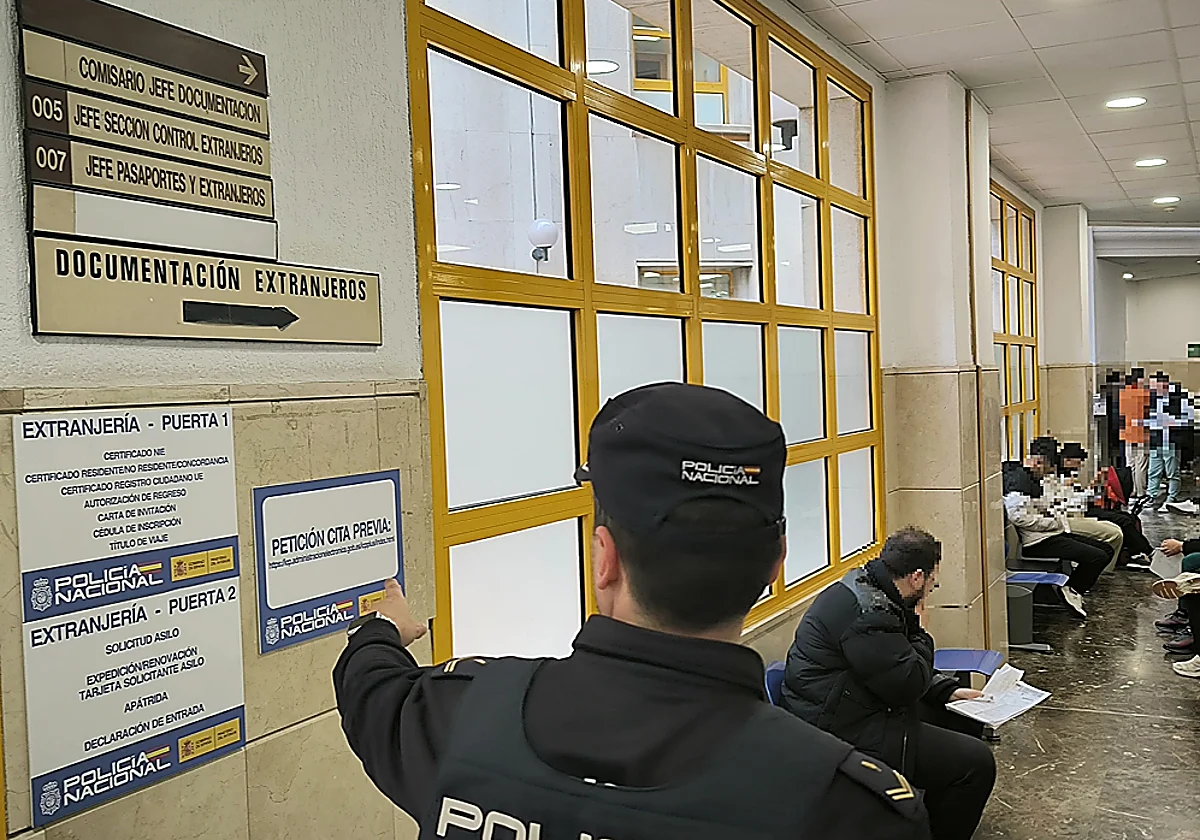 Las denuncias por robo o pérdida del pasaporte se disparan tras el anuncio de la regularización masiva de migrantes