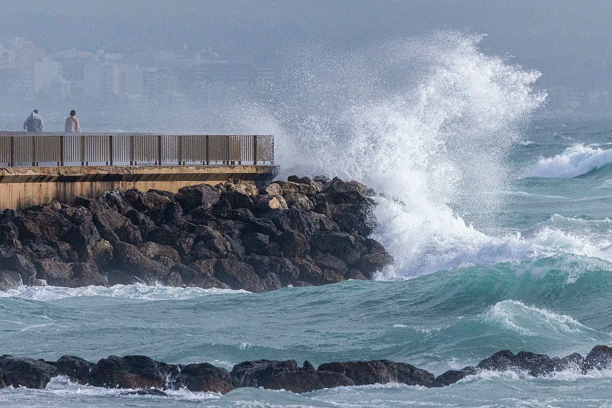 Los avisos de la Aemet se amplían a todas las CCAA: Renfe suspende los trenes en el Corredor Mediterráneo
