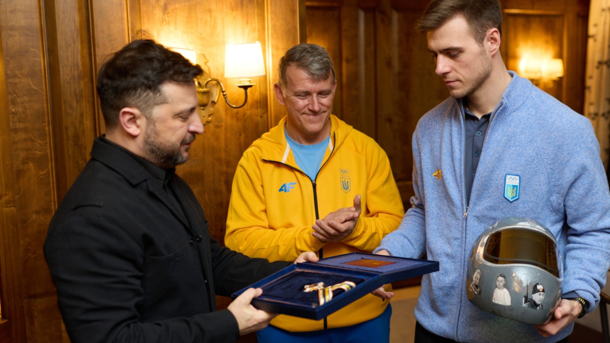 Zelenski condecora al piloto ucraniano y aplaude su gesto