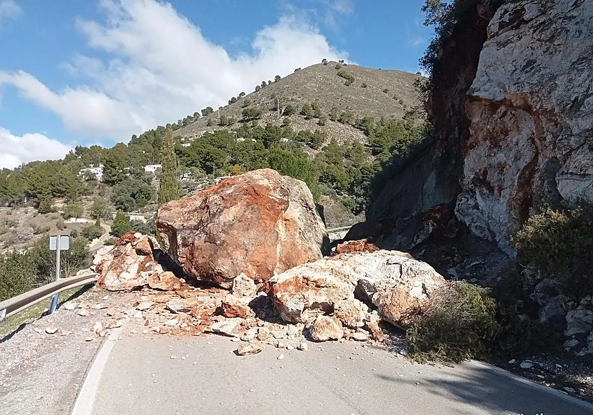 Un gran desprendimiento corta la carretera entre Cómpeta y Torrox