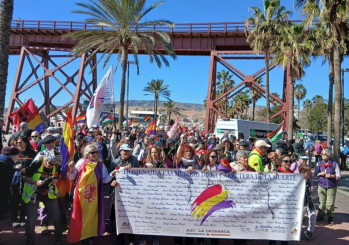 Almería recibe la marcha de la Desbandá con claveles rojos y aplausos