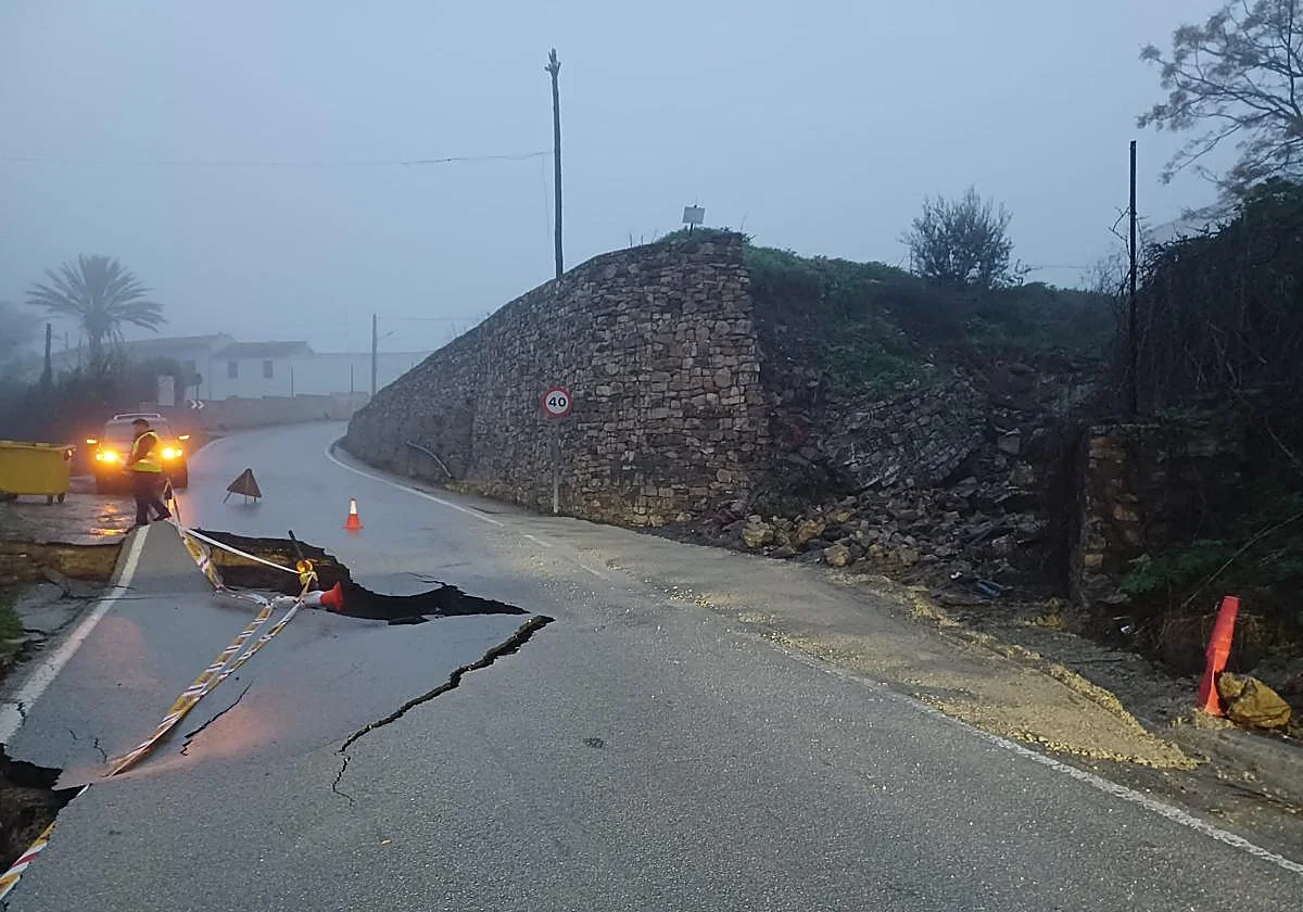 Reabierta al tráfico la MA-6101 en Villanueva de Algaidas