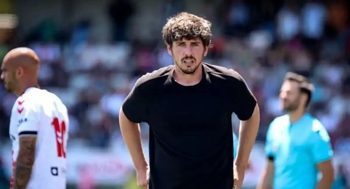 Javi Poves vuelve a liarla con los árbitros: «¡Sacad pecho para la mierda de partido que habéis hecho!»