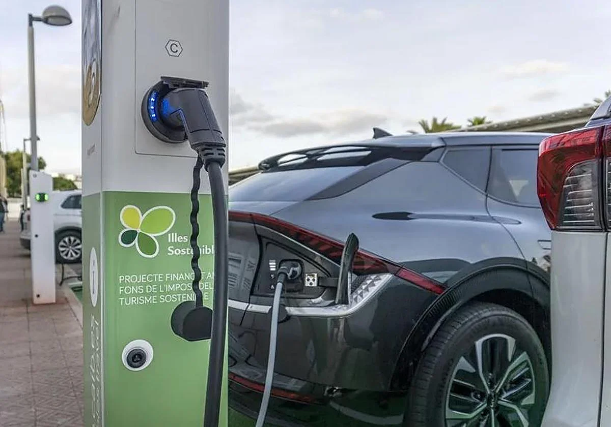 Así es el plan de ayudas a la compra de coches eléctricos que entra en 2026 en España: hasta 4.500 euros de descuento