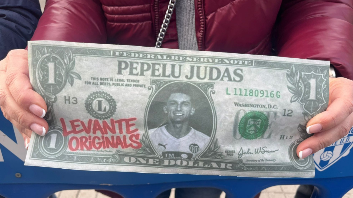 El Ciutat lanza billetes de dólar con la cara de Pepelu: “Judas”