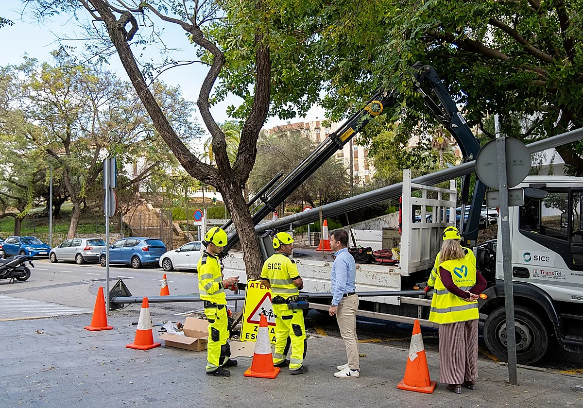 Marbella mejora el alumbrado de la calle José Luis Morales Marín con luminarias más eficientes para reforzar la seguridad vial