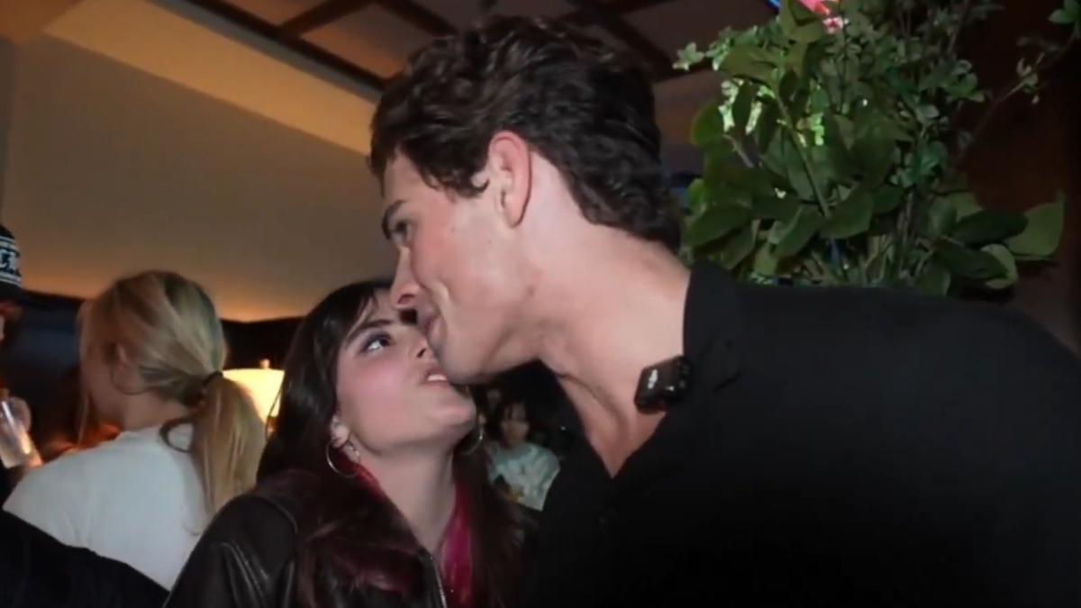 Un streamer le humilla mientras le suplica que no se vaya con su novia en San Valentín