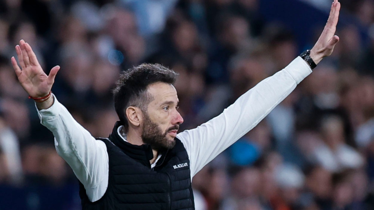 Corberán lamenta los incidentes tras el derbi: “Pido disculpas en nombre del Valencia”