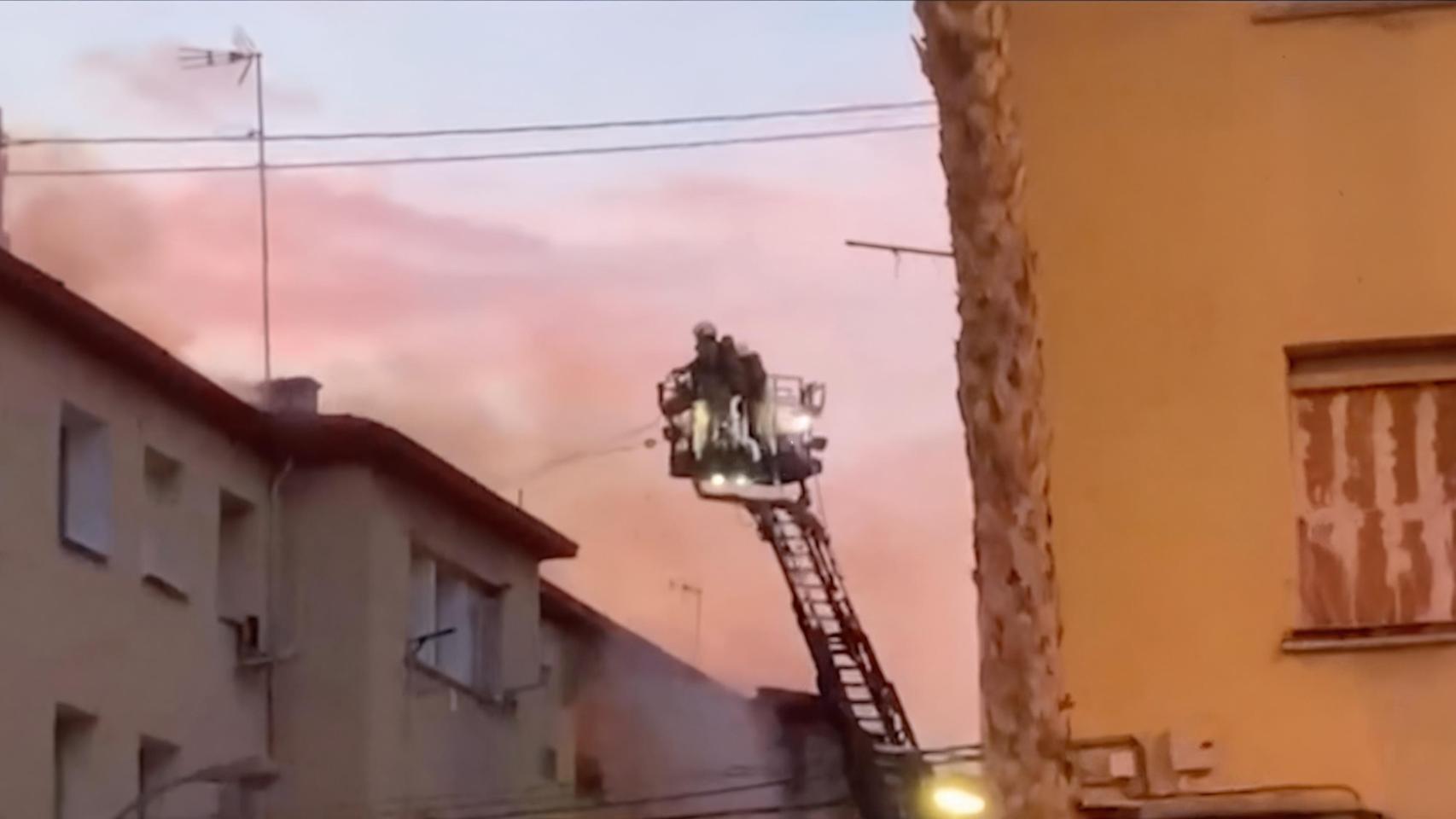 Un incendio en la zona de Miguel Hernández obliga a desalojar un edificio de cuatro alturas en Alicante