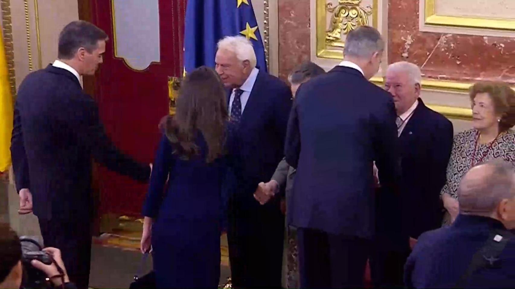 Frío saludo de Sánchez a Felipe tras anunciar el expresidente que no le votará: "Le critican más a él que a los corruptos"