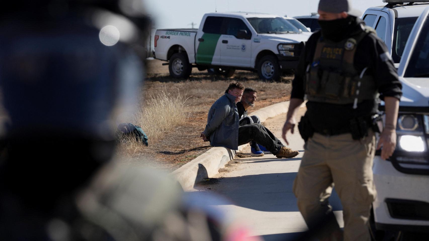 Trump amplía la autoridad del ICE para detener a refugiados legales para "reevaluarles": "Esta medida pone en peligro a miles"