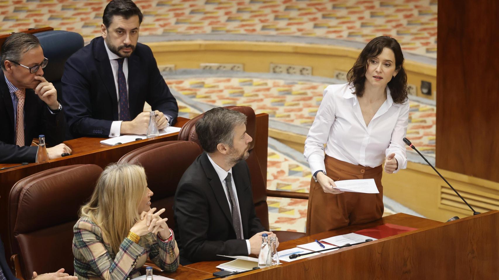 El PSOE equipara el caso del DAO con los "del PP de Ayuso" y ella responde: "Comparar es no respetar a las víctimas"