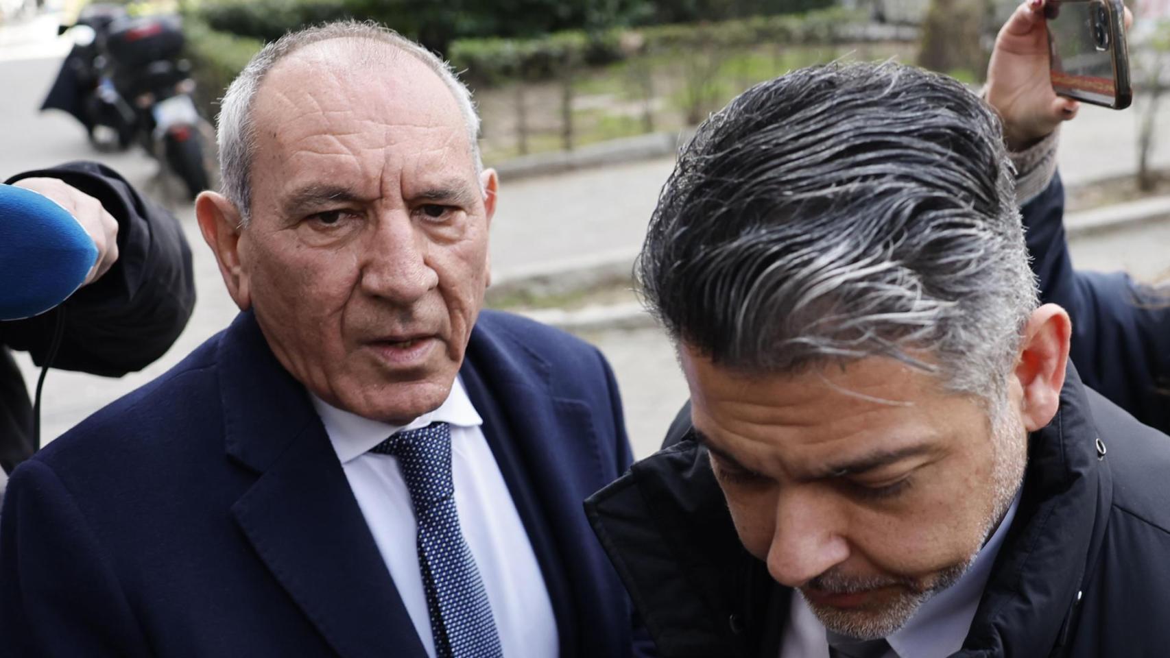 "Gilipollas, soy el DAO, eres una borrica": 40 minutos de audio del comisario que apuntillan el feminismo de Sánchez