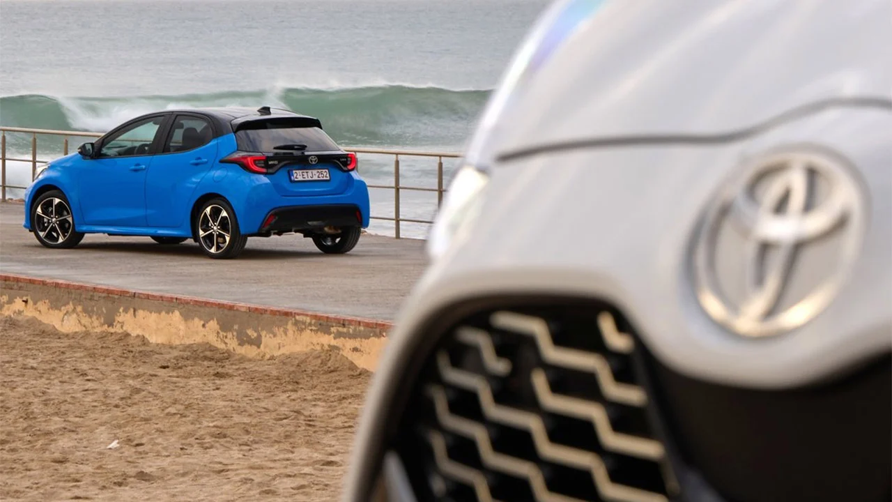 El Yaris también se electrifica: Toyota prepara su utilitario superventas para seguir la estela de ID. Polo, R5 y Fiesta