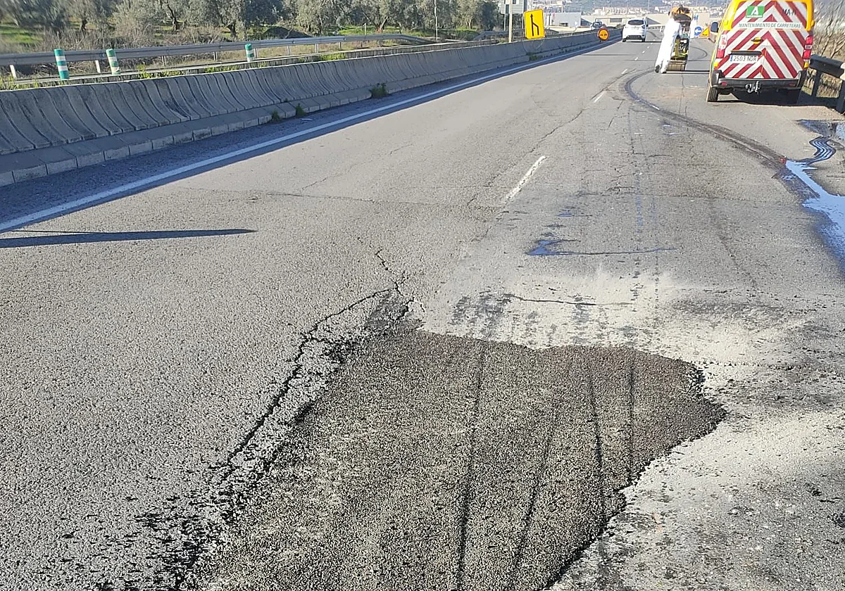 Fin al conflicto en el acceso de Antequera: la Junta empieza a reparar los baches de la carretera