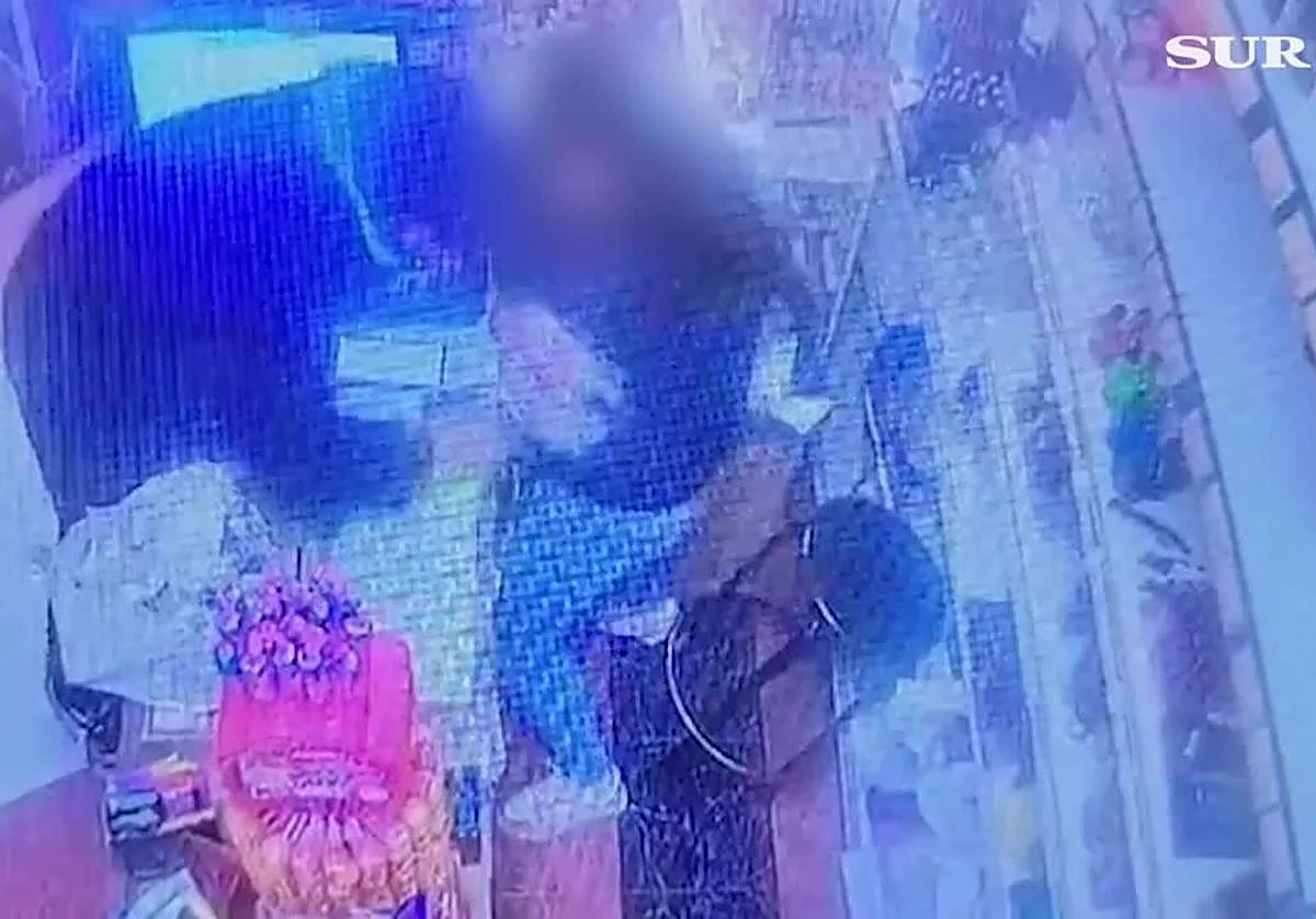 Apuñala a la dependienta de una tienda de Mijas para robar la caja: hay un padre y un hijo detenidos