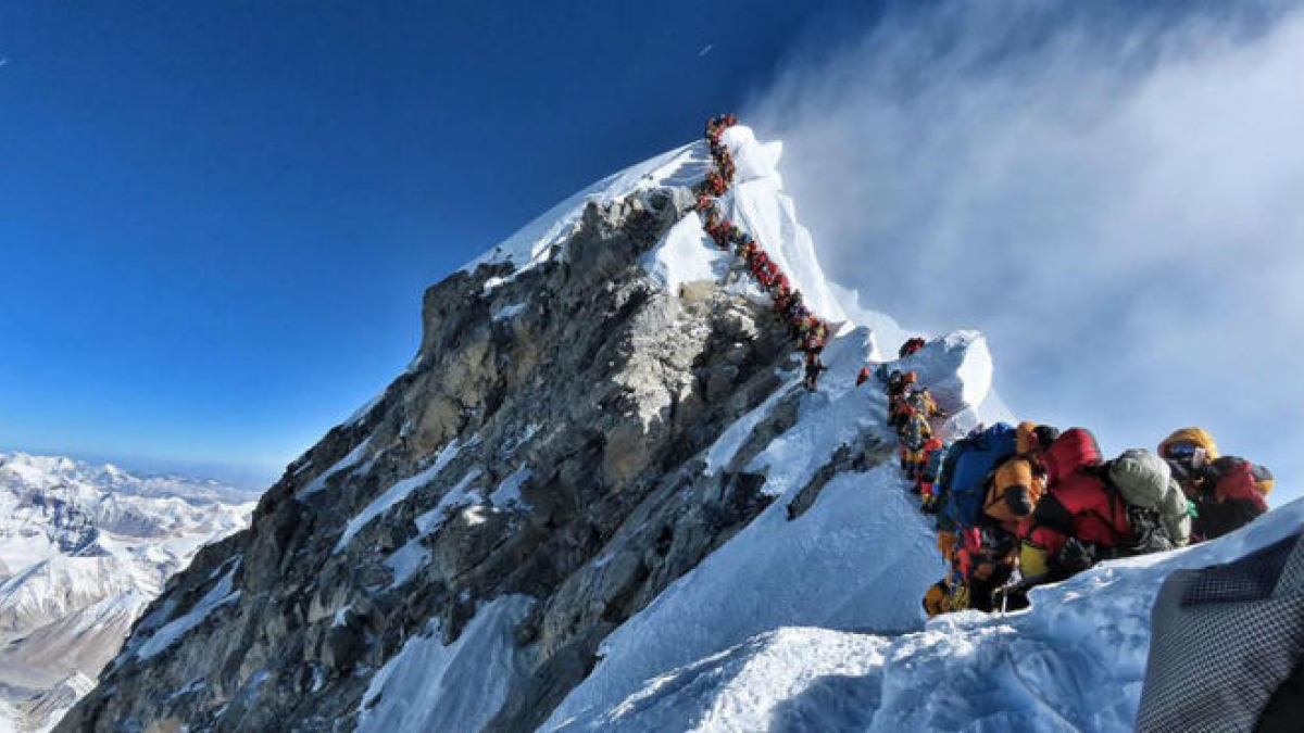 Se acabaron las colas en el Everest: se endurecen las medidas para ascender un 'ochomil'