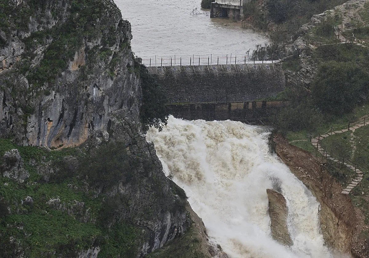 La Junta pide «prudencia y responsabilidad» a los «curiosos» que acuden a la presa de Montejaque