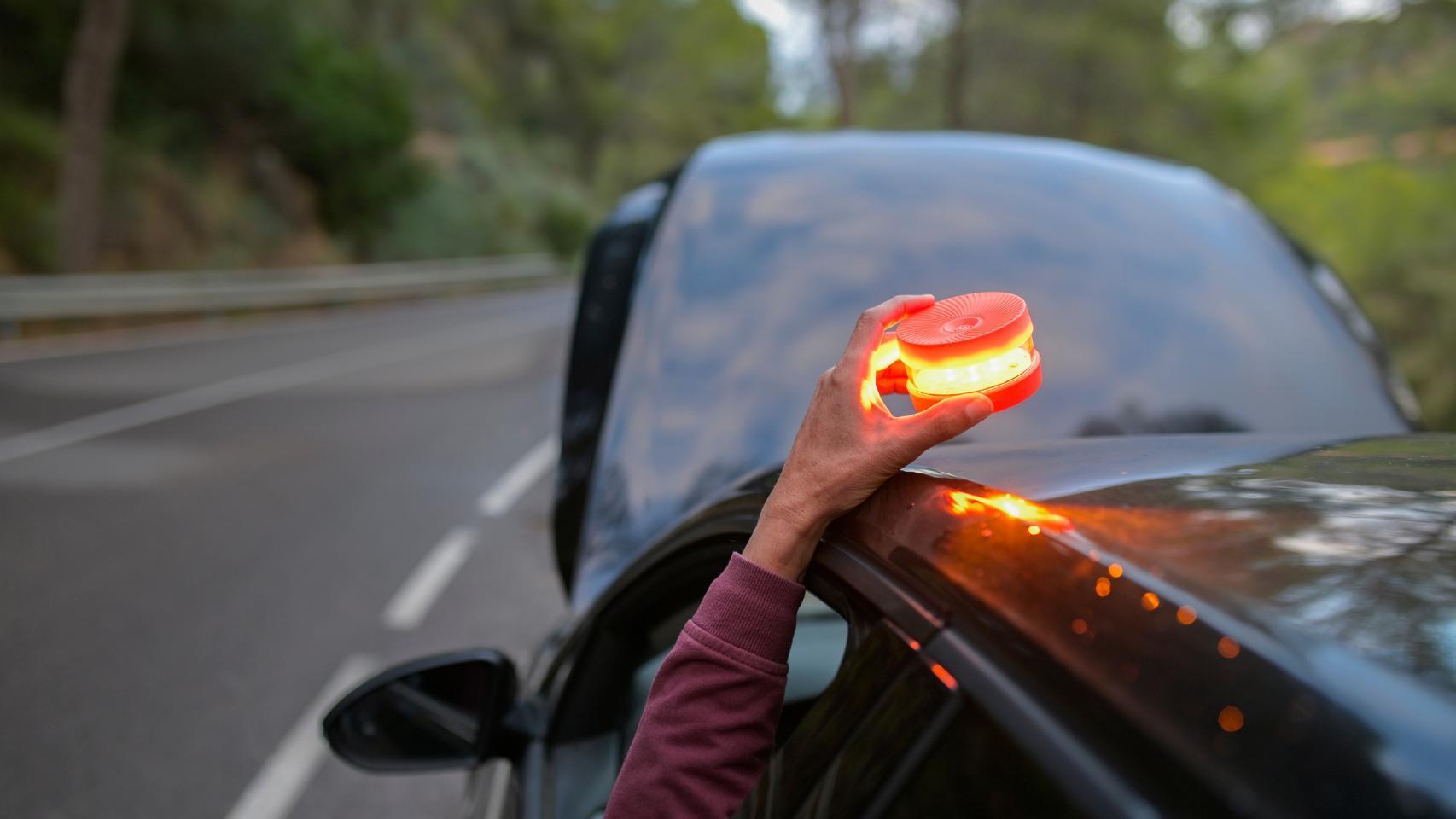 Bruselas cuestiona la baliza V16: el Gobierno no le notificó su imposición, que puede "afectar al mercado interior"