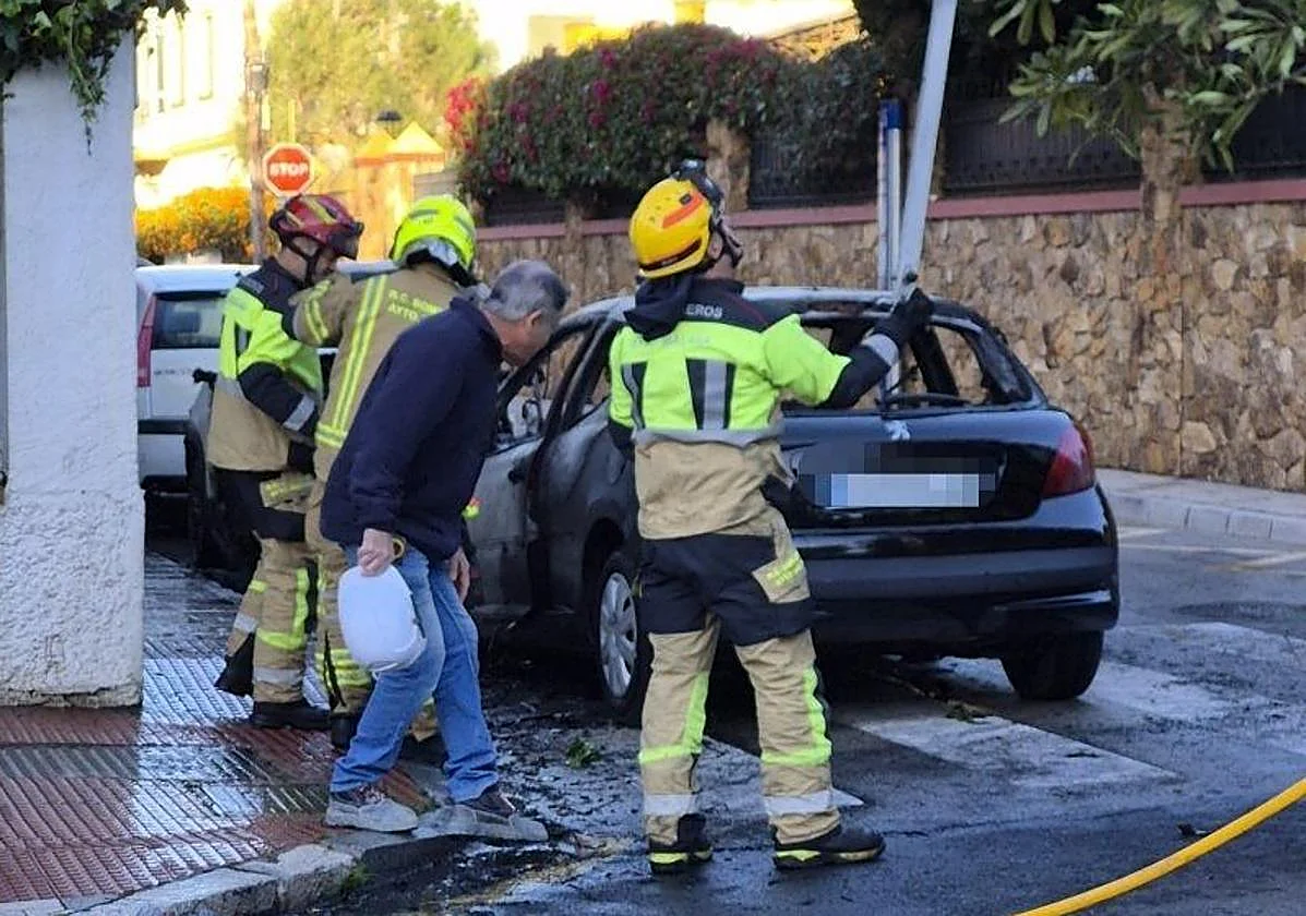 Susto en Pedregalejo por un coche ardiendo a escasos metros de un colegio