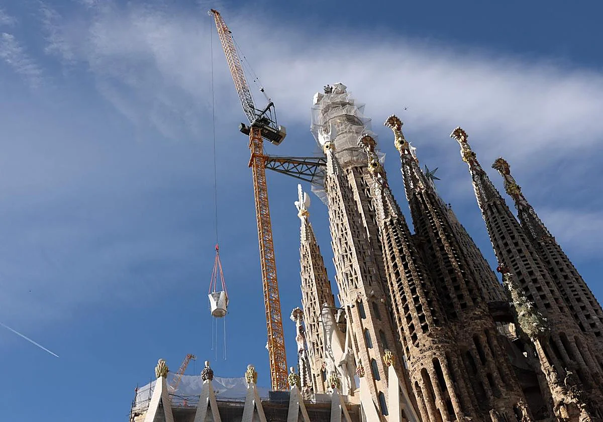 La Sagrada Familia corona la torre de Jesús y se convierte en la iglesia más alta del mundo