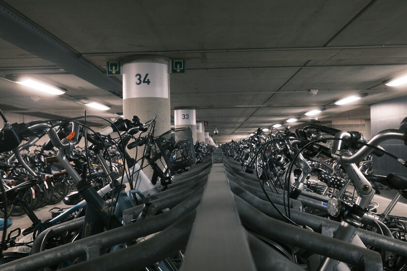 El Gobierno quiere que los nuevos edificios incluyan plazas para bicis. Hay quien advierte que encarecerá aún más la vivienda