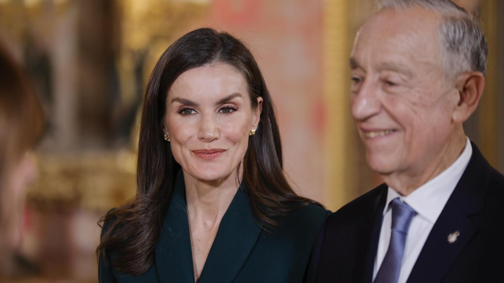 Una visita oficial que (por fin) tiene lugar y el guiño en verde de Letizia en la despedida al presidente de Portugal