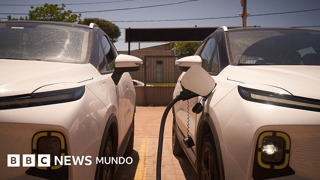 La "revolución silenciosa" que lidera Uruguay con los autos eléctricos en América Latina (y qué límites encuentra)