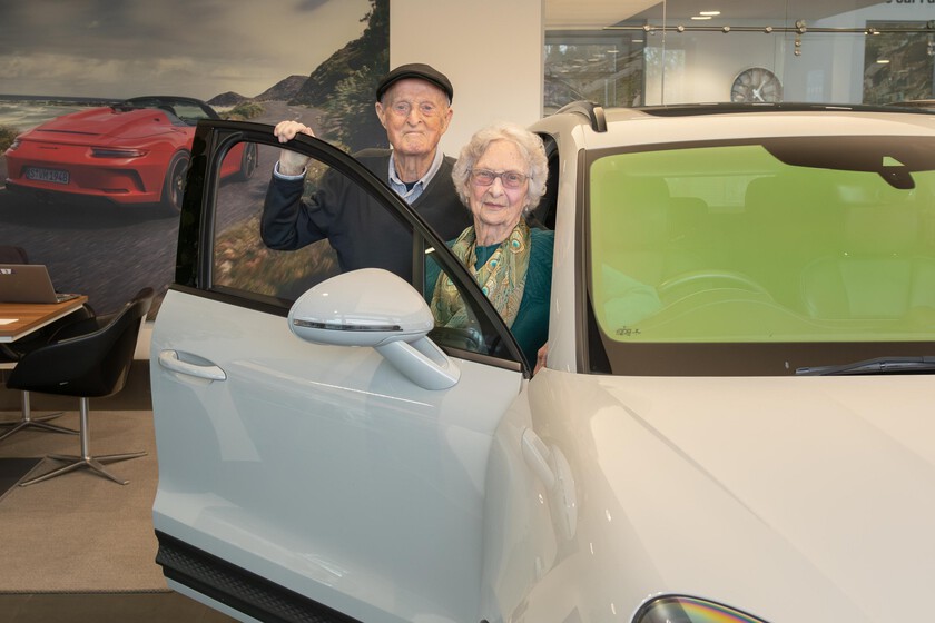 Dereck y Audrey Evans tienen 92 y 94 años, llevan 70 años juntos y lo han celebrado a lo grande: se han comprado su primer Porsche