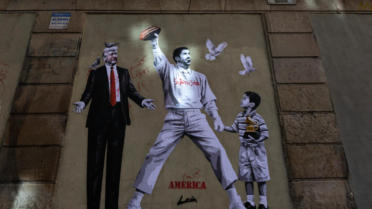 Vandalizan con mensajes racistas el grafiti de Bad Bunny en Barcelona: "Fuera sudacas"