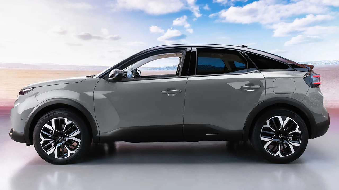 Este coche Made in Spain con etiqueta ECO y 8.000 € de rebaja es lo más cercano a un MG4 híbrido barato, y solo gasta 4,8 L/100 km